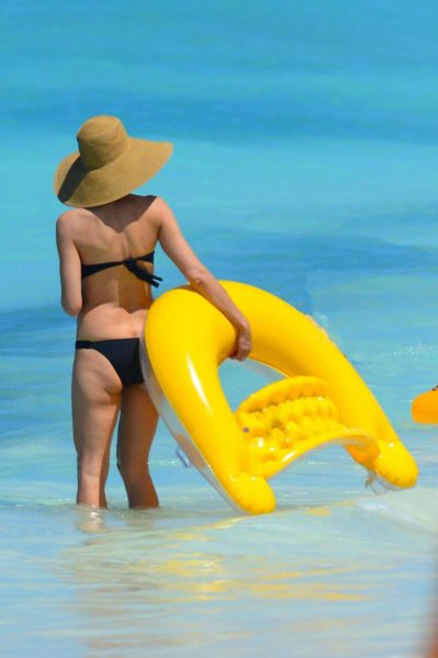 heidi-klum-bikini-candids-in-bahamas-33